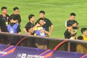 令人动容!西海岸惜败国安后,投资人徐尚将痛哭的儿子搂在怀中