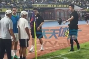 西海岸主场工作人员加时赛前提前收起角旗杆,多亏塞鸟及时发现