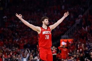 火记罗列申京的荣誉数据:NBA最年轻三双中锋&队史第3年轻全明星