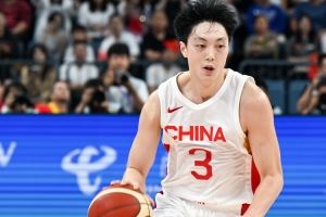 手感冰凉!胡明轩8中1&三分4中0拿到6分3板1助3断
