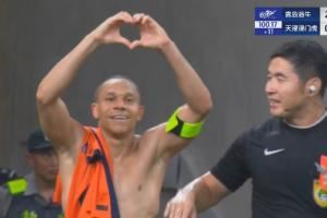 韦林顿最后时刻乱战破门,十人海牛2-0领先津门虎!