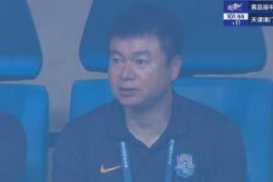 多一人作战0-2落后!于根伟替补席上脸色铁青