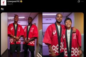 利物浦抵达东京参加友谊赛,日航向全队赠送日本传统服饰
