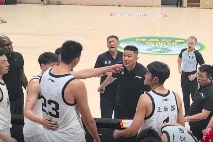 😳徐昕和杜锋冲突?昨日团结杯暂停两人正面对峙 后被队友推开